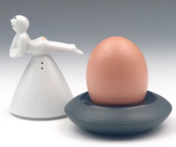 Eierbecher mit Porzellanfigur